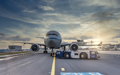 What are the benefits of using air freight service from UAE?